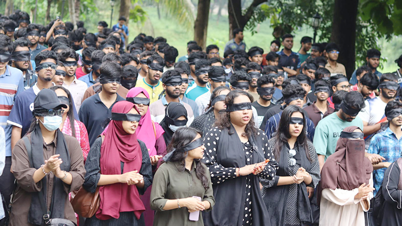 চুয়েট প্রশাসনের নীরবতা নিয়ে প্রশ্ন, চোখে কালো কাপড় বেঁধে প্রতিবাদ