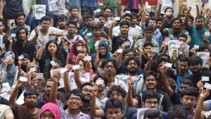 ৮ম দিনে চুয়েটের আন্দোলন, বহিরাগত বলায় আইডি কার্ড হাতে মিছিল