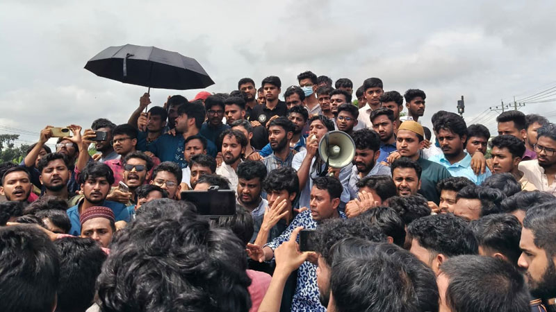 অপ্রতিম হত্যার বিচারের দাবিতে ঢাকা-চট্টগ্রাম মহাসড়ক অবরোধ