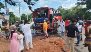 কুমিল্লায় বাস-ড্রাম ট্রাকের মুখোমুখি সংঘর্ষ, আহত ৩০