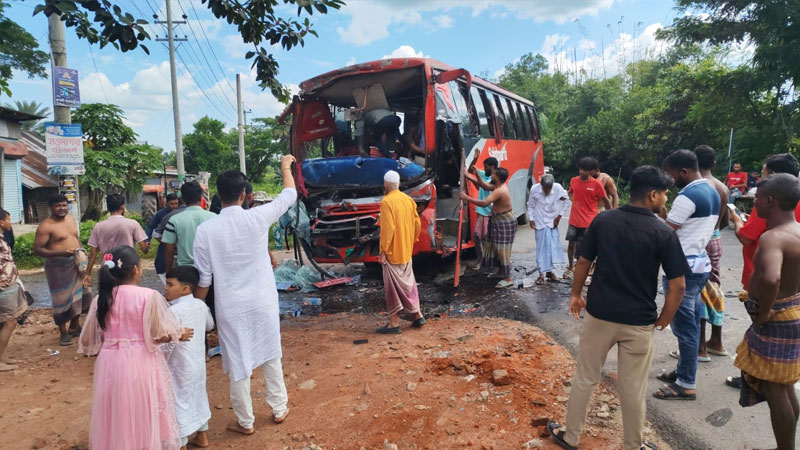 কুমিল্লায় বাস-ড্রাম ট্রাকের মুখোমুখি সংঘর্ষ, আহত ৩০