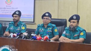 দোকান মালিককে হত্যাচেষ্টা: অস্ত্র বহন করে ২ নারী, গ্রেপ্তার ৪