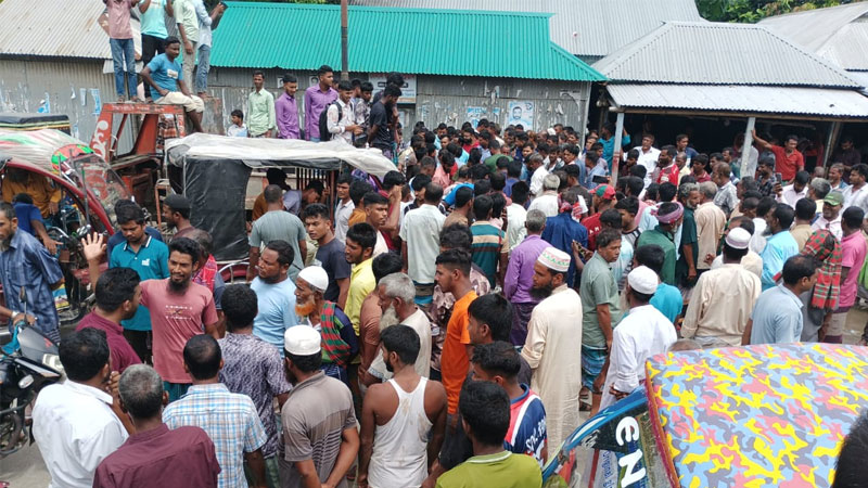 কুড়িগ্রামে কৃষকদের বিক্ষোভের মুখে সার বিতরণ করল প্রশাসন