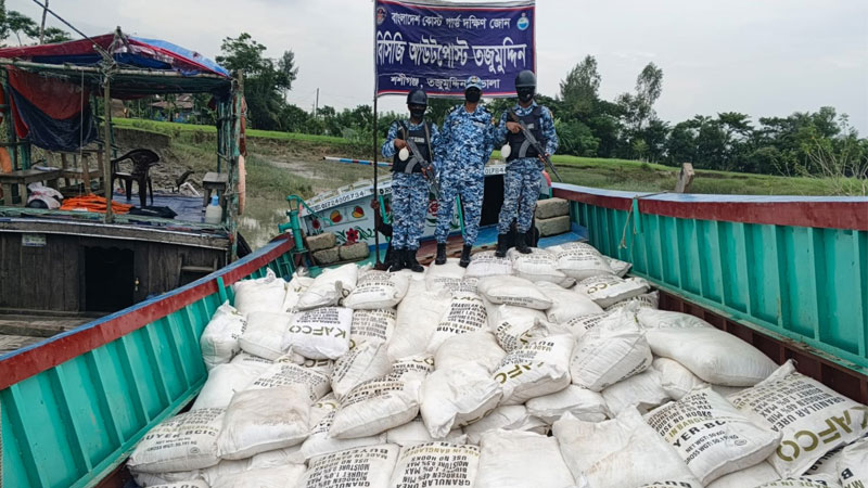মিয়ানমারে পাচারের সময় ৮ হাজার কেজি ইউরিয়া সার জব্দ