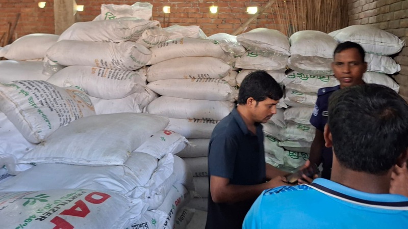 চুয়াডাঙ্গায় অবৈধভাবে মজুত ৭২৩ বস্তা রাসায়নিক সার জব্দ