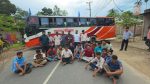 গাইবান্ধায় মালিক-শ্রমিক পক্ষের পাল্টাপাল্টি সড়ক অবরোধ