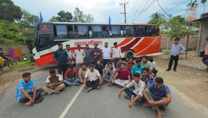 গাইবান্ধায় মালিক-শ্রমিক পক্ষের পাল্টাপাল্টি সড়ক অবরোধ