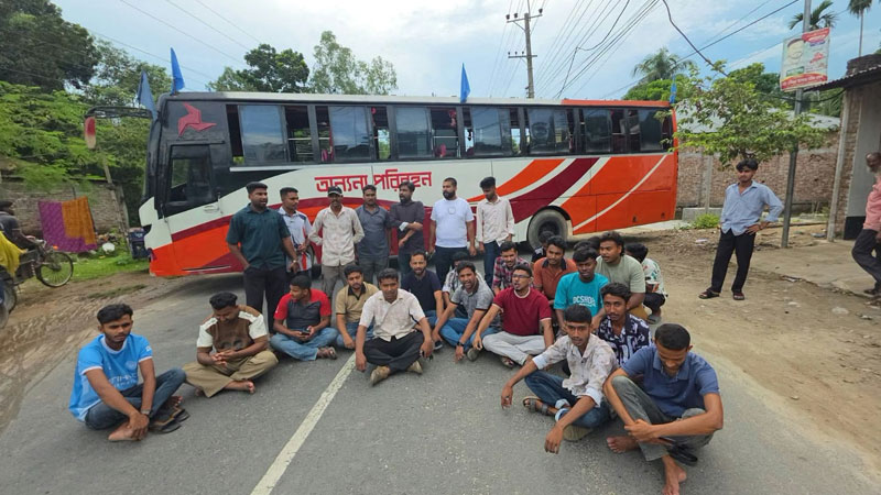 গাইবান্ধায় মালিক-শ্রমিক পক্ষের পাল্টাপাল্টি সড়ক অবরোধ
