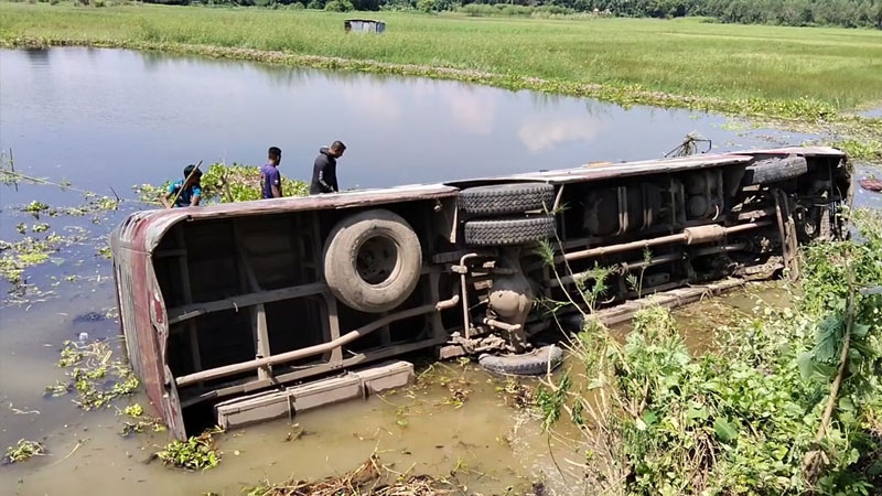 ঢাকা-পাটুরিয়া মহাসড়কে হানিফ বাস খাদে, আহত ১৩