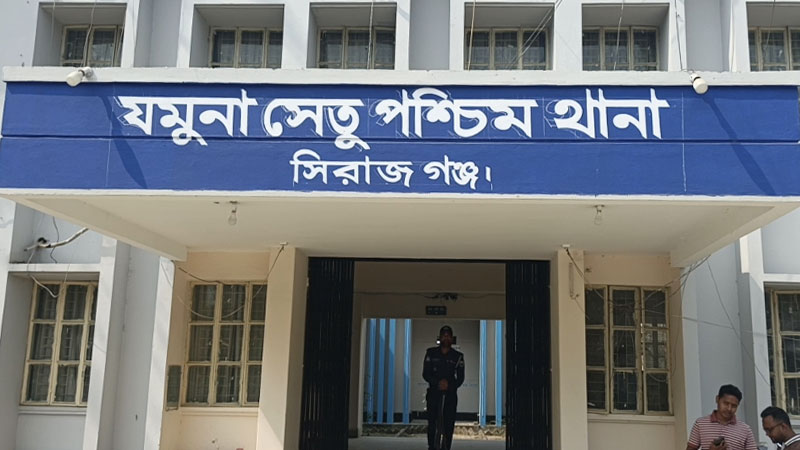 সিরাজগঞ্জে দাঁড়িয়ে থাকা ট্রাকে বাসের ধাক্কায় নিহত ২