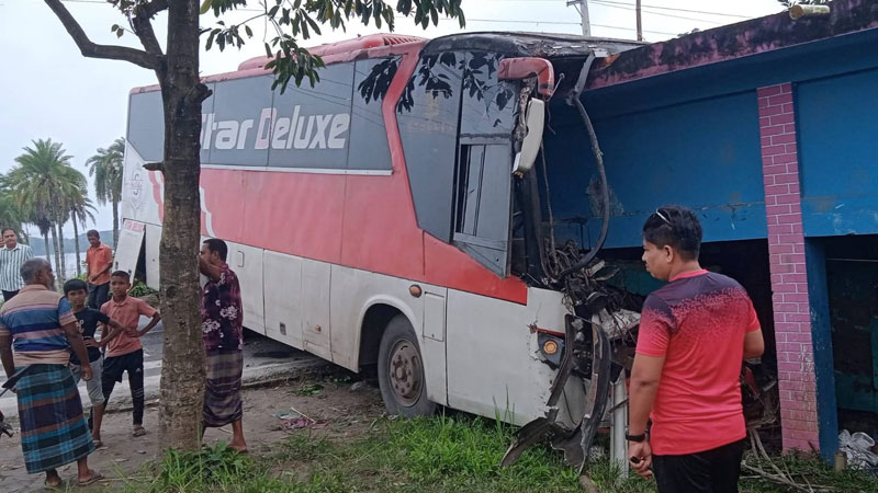 যশোরে পথচারী নারীকে চাপা দিয়ে মাদ্রাসায় ঢুকে পড়ল বাস, নিহত ১