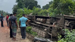 ঝিনাইদহের কালীগঞ্জে যাত্রীবাহী বাস নিয়ন্ত্রণ হারিয়ে খাদে, আহত ২০