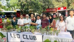 জাবিতে শিক্ষার্থীদের প্লাস্টিকের বিনিময়ে গাছ উপহার