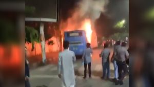 কাফরুলে যাত্রীবাহী বাসে আগুন