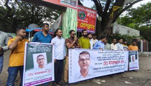 সাংবাদিক কামরুজ্জামানের বিরুদ্ধে মামলার প্রতিবাদে মানববন্ধন