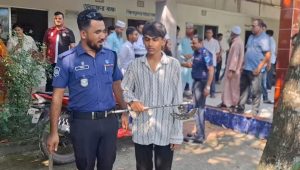 মাদারীপুরে স্কুল থেকে দেশীয় অস্ত্রসহ কিশোর আটক