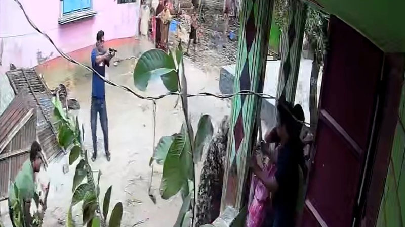 নোয়াখালীতে জমি নিয়ে বিরোধের জেরে হামলা, আটক ৩