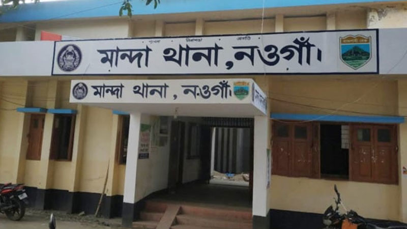 নওগাঁয় বাস চাপায় ভ্যান চালক নিহত