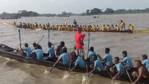 আড়িয়াল খাঁ নদীতে নৌকাবাইচ, দুই পাড়ে মানুষের ঢল
