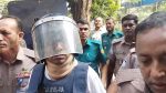 জং ধরা হ্যান্ডকাফে রক্তাক্ত হচ্ছে হাত, সাংবাদিকদের উদ্দেশে পলক