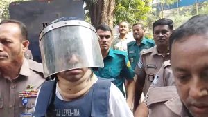 জং ধরা হ্যান্ডকাফে রক্তাক্ত হচ্ছে হাত, সাংবাদিকদের উদ্দেশে পলক