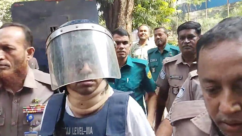 জং ধরা হ্যান্ডকাফে রক্তাক্ত হচ্ছে হাত, সাংবাদিকদের উদ্দেশে পলক