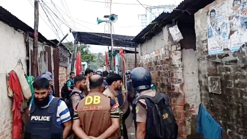 অভিযানে হামলার মুখে পুলিশ, গোপন সুড়ঙ্গে পালালেন ‘শীর্ষ সন্ত্রাসী’ বগা