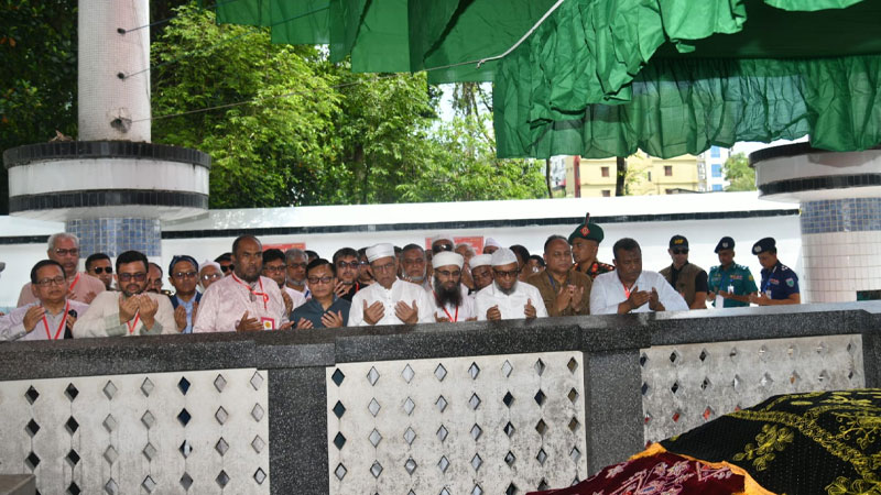 সিলেটে মাজার জিয়ারত করলেন রাষ্ট্রপতি
