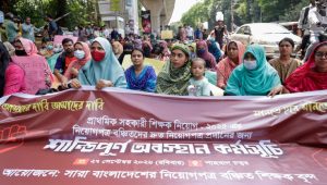 শাহবাগে নিয়োগবঞ্চিত প্রাথমিক সহকারী শিক্ষকদের অবস্থান কর্মসূচি