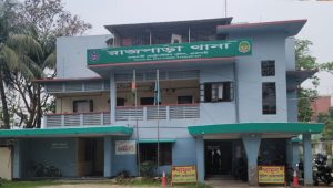 মুদি দোকানে পেট্রোল বোমা নিক্ষেপ, দোকানিকে কুপিয়ে হত্যা