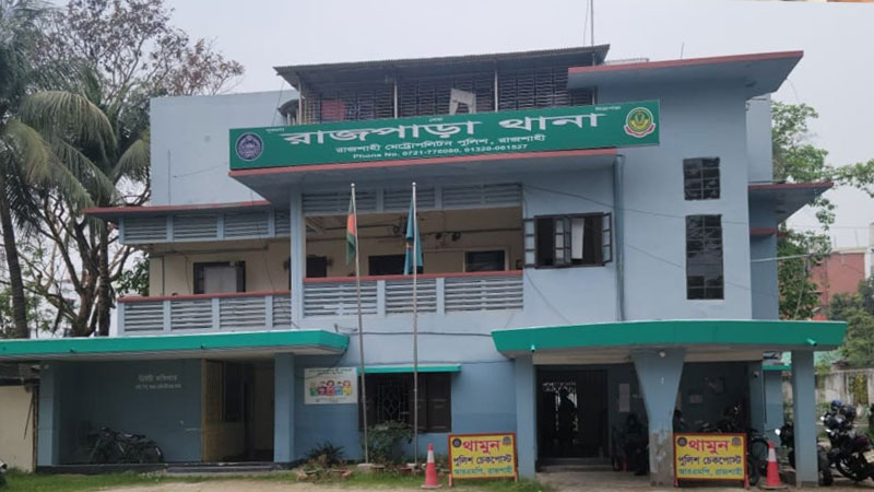 মুদি দোকানে পেট্রোল বোমা নিক্ষেপ, দোকানিকে কুপিয়ে হত্যা