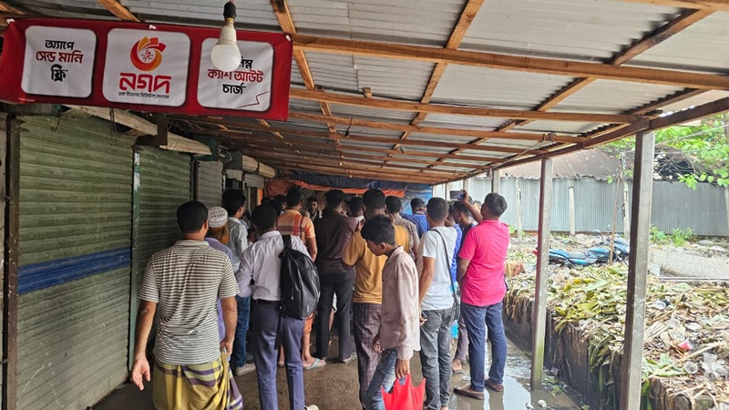 সন্তানের সামনে মাকে ধর্ষণের অভিযোগ, আত্মহত্যার চেষ্টায় শিশু আহত