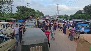 গ্যাসের দাবিতে নরসিংদীতে আঞ্চলিক মহাসড়ক অবরোধ