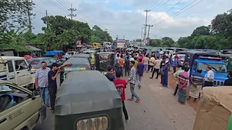 গ্যাসের দাবিতে নরসিংদীতে আঞ্চলিক মহাসড়ক অবরোধ