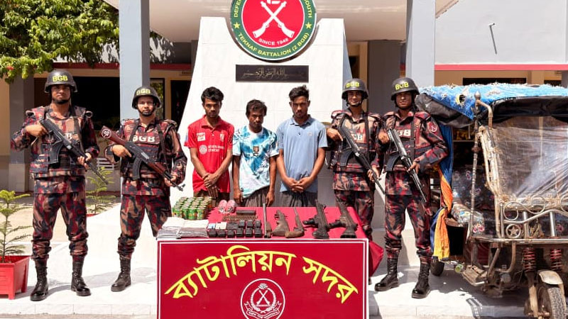 টেকনাফে বিদেশি অস্ত্র-বিস্ফোরকসহ ৩ রোহিঙ্গা আটক