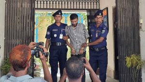 সিরাজগঞ্জে বিদেশি রিভলবার ও গুলিসহ যুবক গ্রেপ্তার