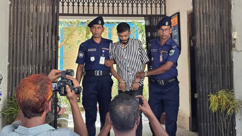 সিরাজগঞ্জে বিদেশি রিভলবার ও গুলিসহ যুবক গ্রেপ্তার