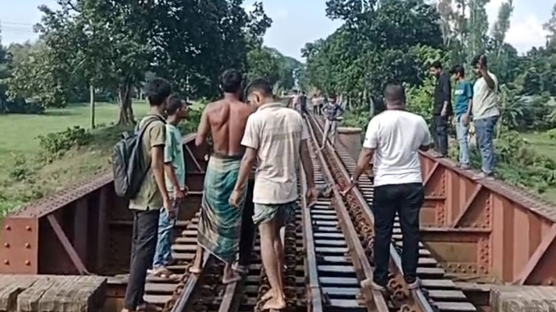 সিরাজগঞ্জে ট্রেনের নিচে পড়ে অজ্ঞাত ব্যক্তির মৃত্যু