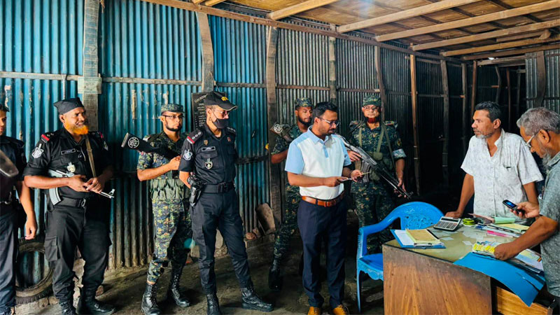 সিরাজগঞ্জে বেশি দামে তেল বিক্রির দায়ে ২ প্রতিষ্ঠানকে জরিমানা