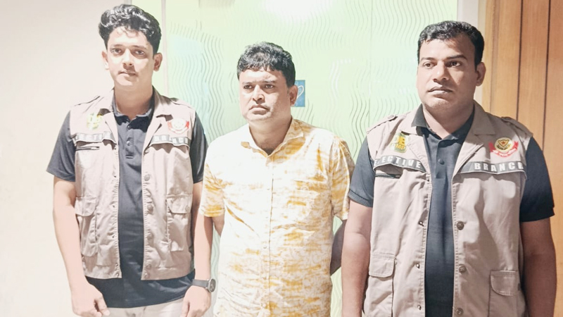 ঢাকায় গ্রেপ্তার কুমিল্লা দক্ষিণ জেলা স্বেচ্ছাসেবক লীগ সভাপতি