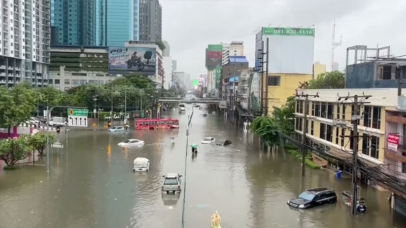 টানা বৃষ্টিতে ডুবেছে ব্যাংকক, দুর্ভোগে বাসিন্দারা