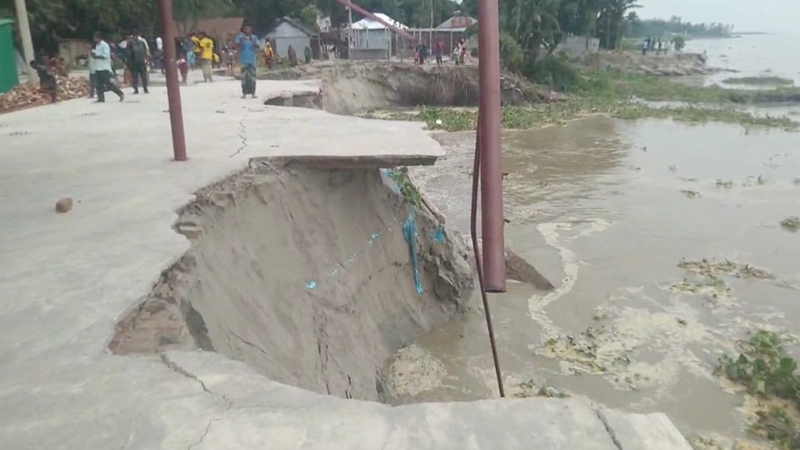 বসতভিটা হারিয়ে দিশেহারা মানুষ, বিলীন ৮ শিক্ষাপ্রতিষ্ঠান