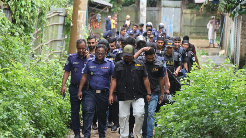 সীতাকুণ্ডের জঙ্গল সলিমপুরে যৌথ বাহিনীর অভিযান