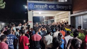 দিনাজপুরে নৌকাডুবিতে নিহত ১, স্বজনদের বিক্ষোভ