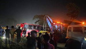 ফেনীতে বাস উল্টে কাস্টমস কর্মকর্তা নিহত, আহত ১০