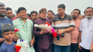 সিঙ্গাপুর থেকে দেশে সম্ভাব্য মেয়র প্রার্থীর ভাই, ফুল নিয়ে হাজির ওসি
