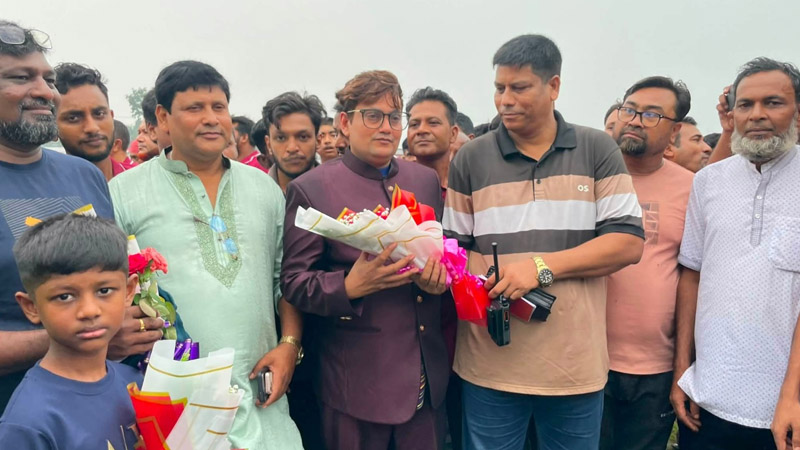সিঙ্গাপুর থেকে দেশে সম্ভাব্য মেয়র প্রার্থীর ভাই, ফুল নিয়ে হাজির ওসি