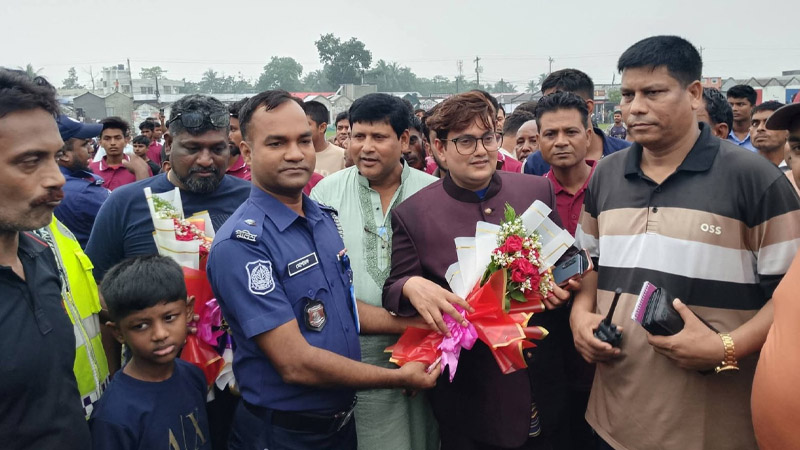 কুষ্টিয়ার খোকসায় সম্ভাব্য মেয়র প্রার্থীর ভাইকে ফুল দিচ্ছেন থানার পুলিশ পরিদর্শক।