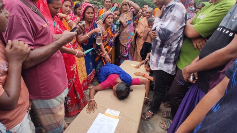সাতক্ষীরায় শুভ দাসের মরদেহ বাড়িতে পৌঁছাল, স্বজনদের আহাজারি
