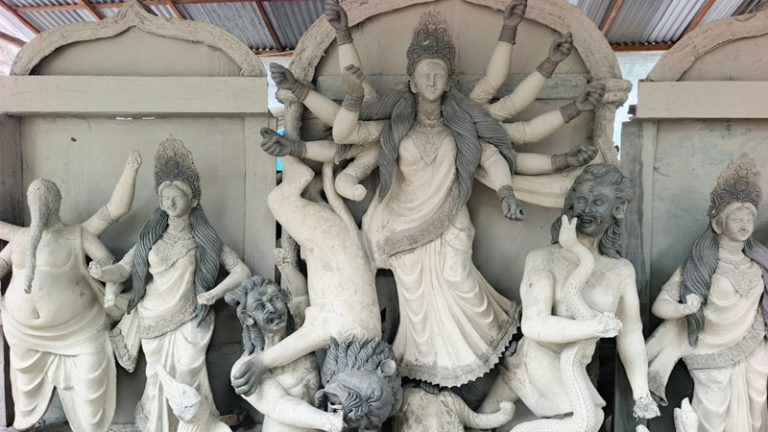 সিরাজগঞ্জের ভদ্রঘাট পালপাড়ায় দুর্গাপ্রতিমা তৈরির কাজ চলছে